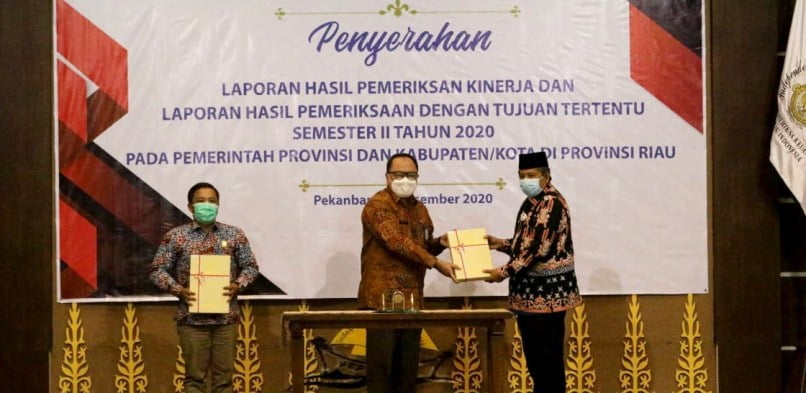 Bupati Siak Alfedri Terima Laporan Hasil Pemeriksaan Kinerja Dari BPK RI Perwakilan Riau Tahun 2020.