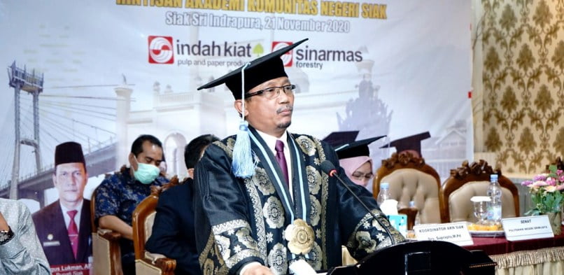 Sekretaris Daerah Siak Arfan Usman Wisudakan 51 Mahasiswa AKN Siak