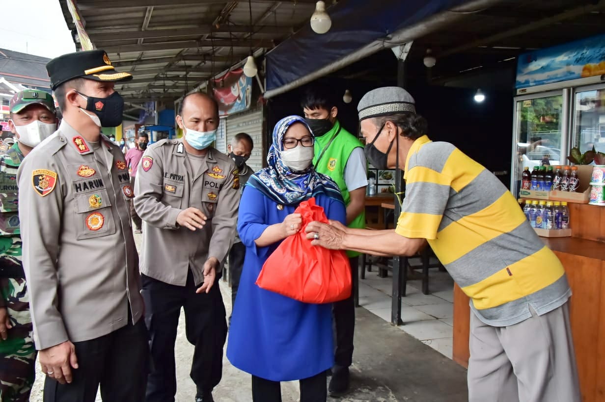 Bupati Bogor Berikan Bantuan Sembako Kepada Para Pelaku Wisata dan PKL di Kawasan Puncak