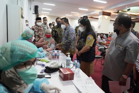 Kolaborasi KemenkopUKM, KSP  Nasari, dan PT Pos Indonesia Gelar Vaksinasi Booster