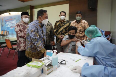 Kolaborasi KemenkopUKM, KSP  Nasari, dan PT Pos Indonesia Gelar Vaksinasi Booster