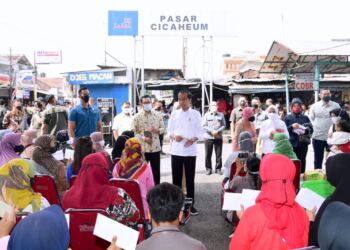 Tiba di Bandung, Presiden Jokowi Bagikan Bantuan Sosial di Pasar Cicaheum 1