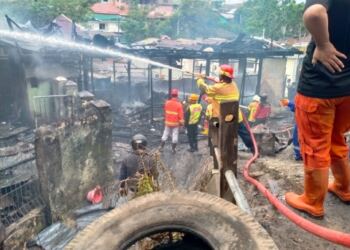 Brimob Polda Kaltim Bantu Warga Padamkan Kebakaran di Pemukiman Klandasan Ulu 1